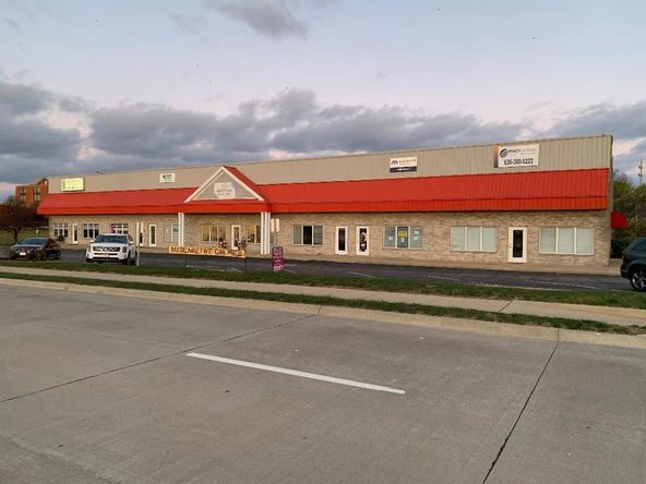 Retail For Lease: 950 Corporate Pkwy, Wentzville, MO 63385
